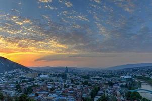 skön panorama- se av tbilisi från narikala fästning i georgien. foto