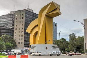 mexico stad, mexico - juli 6, 2013 - torre del caballito skyskrapa och caballito skulptur i paseo de la reforma, mexico stad. foto