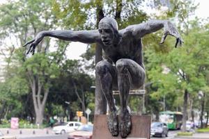 mexico stad, mexico - juli 3, 2013 - brons skulpturer av samtida konstnär jorge marin längs paseo de la reforma i mexico stad, Mexiko. foto