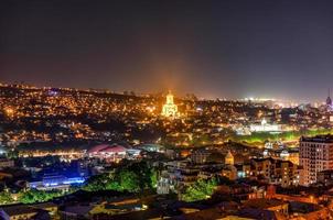 sameba helig trinity ortodox katedral kyrka i tbilisi, georgien på natt. foto