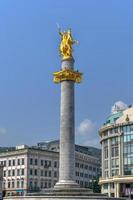 gyllene staty av st. george på de huvud fyrkant av tbilisi, huvudstad stad av georgien. foto