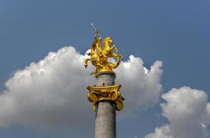 gyllene staty av st. george på de huvud fyrkant av tbilisi, huvudstad stad av georgien. foto