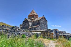 naturskön se av ett gammal sevanavank kyrka i sevan, armenien. foto