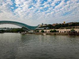 de bro av fred i tbilisi, en fotgängare bro över de mtkvari flod i tbilisi, georgien. foto