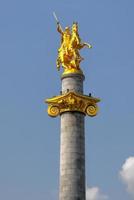 gyllene staty av st. george på de huvud fyrkant av tbilisi, huvudstad stad av georgien. foto