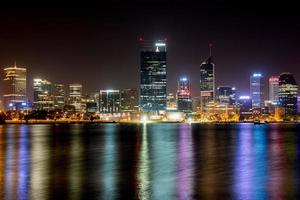 perth, Australien horisont reflekterad i de svan flod foto