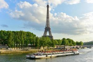 de eiffel torn, en dekorerad järn gitter torn på de mästare de fördärvar i paris, Frankrike. foto