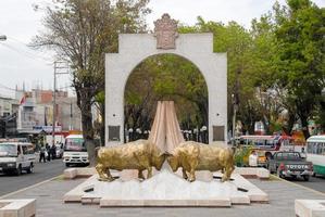 upptagen arequipa stad gata i yanahuara grannskap, peru, 2022 foto