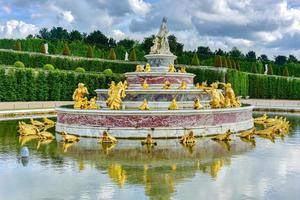 latona fontän i de känd palats av versailles i Frankrike. foto