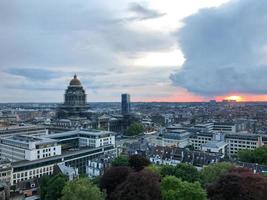 antenn se av de bryssel stad horisont på solnedgång i Belgien. foto