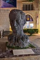 baku, azerbaijan - juli 14, 2018 - skulptur huvud av aliaga vahid i gammal stad av baku. vahid var azerbajdzjanska poet, känd för återinföra medeltida ghazel stil i modern poesi. foto