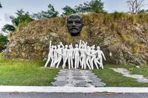 colina lenin - i regla, havanna. omgivande de brons skulptur är tolv vit mänsklig siffror, symboliserar solidaritet med de oktober rotation i Ryssland, 2022 foto