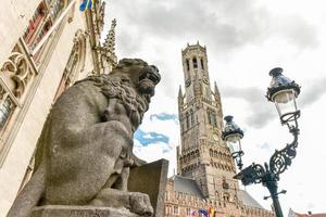 känd gammal färgrik byggnader på marknadsföra fyrkant i Brugge, Belgien. populär flamländska stad med nästan intakt medeltida arkitektur. foto