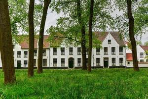 medeltida vit hus i de furstlig nybörjare tio wijngaerde i Brugge, Belgien. foto