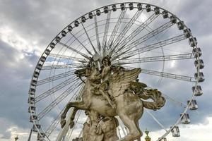 ferris hjul förbi tuilerier trädgård i paris, Frankrike. den är ett av de äldsta och mest populär platser i de Centrum av paris i de 1:a distrikt, på de rätt Bank av not. foto