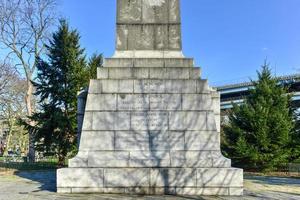 dover patrullera monument i fort Hamilton parkera, är en granit obelisk designad förbi herr aston webb och restes i 1931 till fira de deltagande av de oss Marin i de värld krig. foto