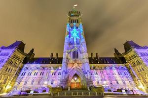 vinter- Semester ljus visa projiceras på natt på de kanadensisk hus av parlament till fira de 150: e årsdag av konfederation av kanada i Ottawa, Kanada. foto