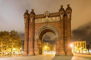 de båge de Triomf på natt i barcelona, Spanien. foto