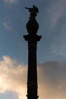 silhuett av monument tillägnad till de känd italiensk navigatör cristoforo colombo i barcelona, Spanien. foto
