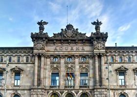 tull byggnad - edificio de la aduana del puerto, förbi enric sagnier jag villavecchia och pere garcia jag faria. hamn av barcelona, Spanien. foto