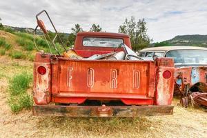 rostande gammal bil i en öken- skräp gård i arizona, usa, 2022 foto