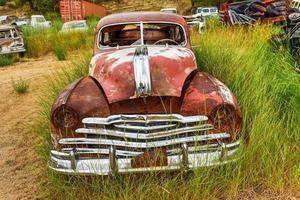 rostande gammal bil i en öken- skräp gård i arizona, usa, 2022 foto