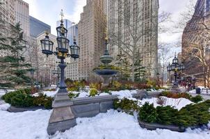 stad hall parkera fontän i ny york stad i de vinter. foto