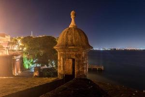 se upp torn längs de väggar av gammal san juan, puerto rico från torg de la rogativa med en se av de san juan Port. foto