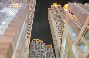 stad panorama bangkok förbi natt skyskrapa stadsbild huvudstad av thailand. foto