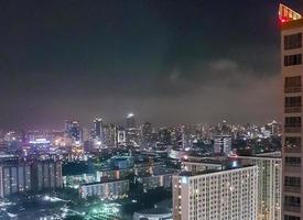 stad panorama bangkok förbi natt skyskrapa stadsbild huvudstad av thailand. foto