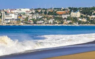 puerto escondido oaxaca mexico 2022 ytterst enorm stor surfare vågor på strand puerto escondido Mexiko. foto