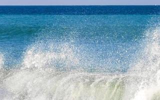 ytterst enorm stor surfare vågor på strand puerto escondido Mexiko. foto