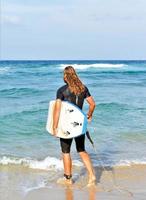 stilig surfare man på de strand foto