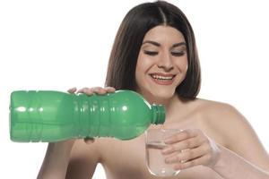 kvinna dricka vatten. isolerat på vit bakgrund foto