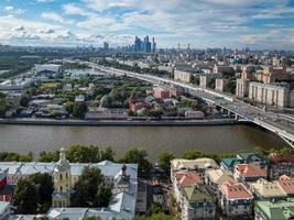 antenn se av de stad horisont i Moskva, ryssland under de dag. foto