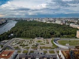 antenn se av de stad horisont i Moskva, ryssland under de dag. foto