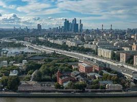 antenn se av de stad horisont i Moskva, ryssland under de dag. foto