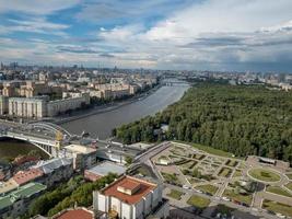 antenn se av de stad horisont i Moskva, ryssland under de dag. foto