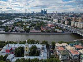 antenn se av de stad horisont i Moskva, ryssland under de dag. foto