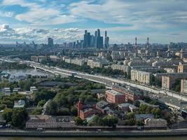 antenn se av de stad horisont i Moskva, ryssland under de dag. foto