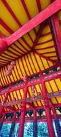 detta är en Foto av de interiör tak av de sam poo kong tempel i semarang.