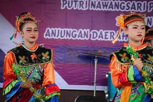 jakarta, indonesien i november 2022. ung barn varierar från dagis till elementärt skola är tar del i de nationell skärgård dansa konkurrens. foto