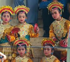 jakarta, indonesien i november 2022. ung barn varierar från dagis till elementärt skola är tar del i de nationell skärgård dansa konkurrens. foto