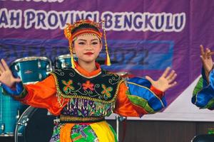 jakarta, indonesien i november 2022. ung barn varierar från dagis till elementärt skola är tar del i de nationell skärgård dansa konkurrens. foto