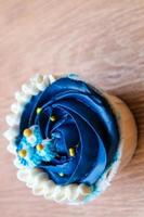 lyxig och elegant cupcakes, med vit grädde och Marin blå med guld strössel. foto
