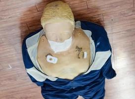 mänsklig dummy lögner på de golv under först hjälpa Träning - kardiopulmonell återupplivning. först hjälpa kurs på cpr dummy, cpr först hjälpa Träning begrepp foto