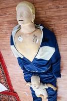 mänsklig dummy lögner på de golv under först hjälpa Träning - kardiopulmonell återupplivning. först hjälpa kurs på cpr dummy, cpr först hjälpa Träning begrepp foto