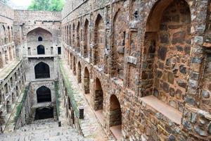 agrasen ki baoli - steg väl belägen i de mitten av connaught placerad ny delhi Indien, gammal gammal arkeologi konstruktion foto