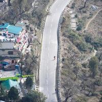 ovanifrån från luften av trafikfordon som kör på bergsvägar vid nainital, uttarakhand, Indien, utsikt från toppen av berget för förflyttning av trafikfordon foto