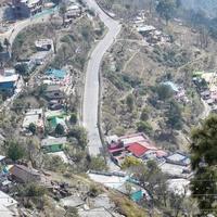 ovanifrån från luften av trafikfordon som kör på bergsvägar vid nainital, uttarakhand, Indien, utsikt från toppen av berget för förflyttning av trafikfordon foto